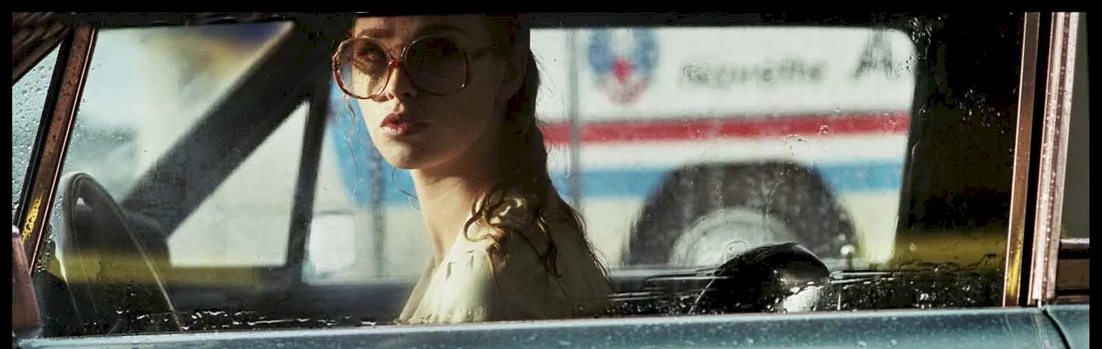 Photo 2 du film : La Dame dans l'auto avec des lunettes et un fusil