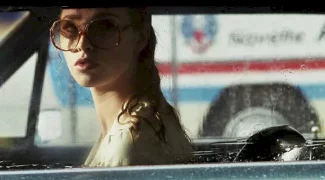 Affiche du film : La Dame dans l'auto avec des lunettes et un fusil