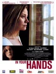 Affiche du film = In your hands