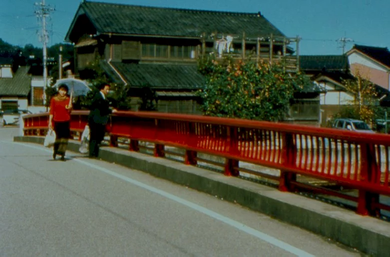 Photo 2 du film : De l'eau tiède sous un pont rouge
