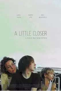Affiche du film = A little closer