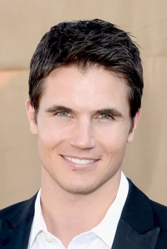 Robbie Amell photo