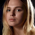 Photo star :  Odessa Young