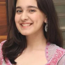  Naisha Khanna