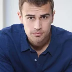 Photo star : Theo James
